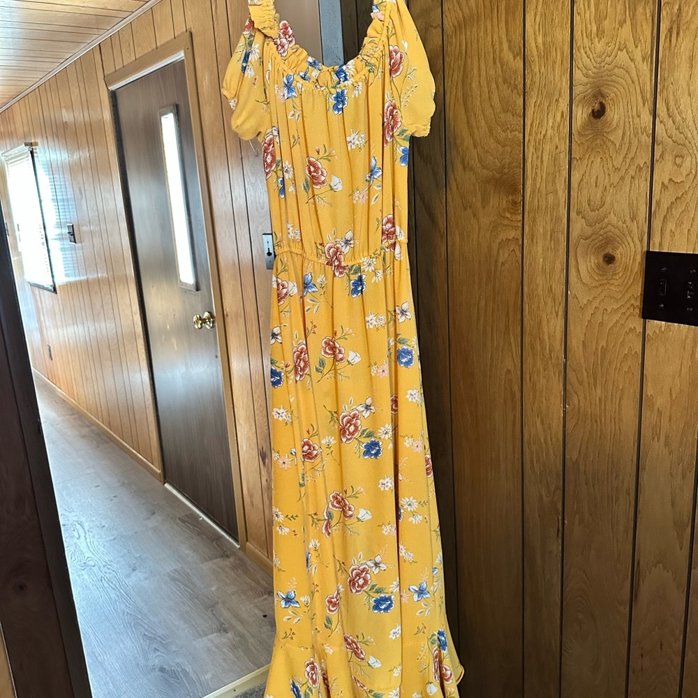 Women’s yellow flower dress